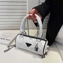 Sac à bandoulière de styliste pour femmes, niche triangulaire, style féminin, messager cylindrique, nouvelle collection 2024