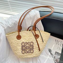 2024 Nieuwe Designer Dames Crossbody Schouder Baobao Damescapaciteit Franse Vine Vine Straw Woven Vakantie Handheld Baocai Mand Wateremmertas