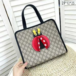 2024 El hombro Crossbody Women's Crossbody de 2024 puede ser y lotes mixtos de siete estrellas Ladybug Tendencia infantil de viajes comerciales de viajes de viaje