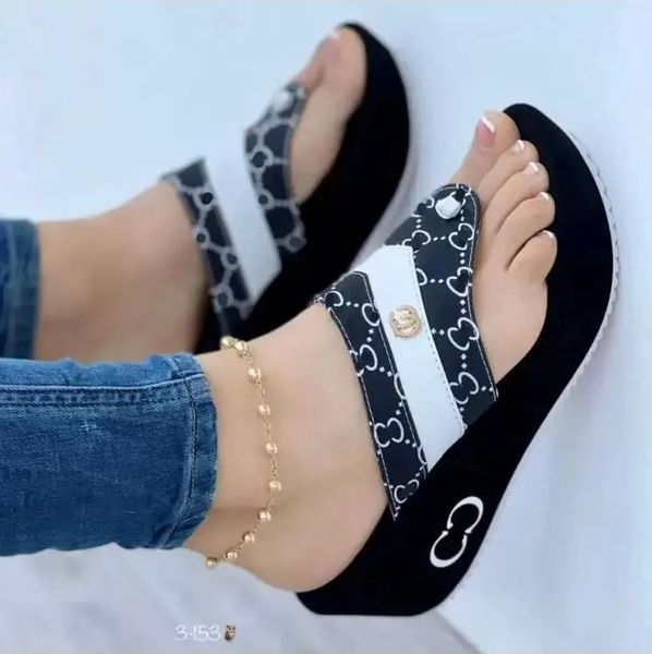 2024 NOUVELLE DESIGNER FEMMES SANDAL avec double mini g Sole en caoutchouc Sole Boucle de boucle slipper coureurs en cuir Classical Fashion Show Style Full Full Taille 36-43