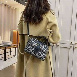 2024 Nouveau designer pour femmes crossbody bodal models explosifs toutes sortes de motif texture style sac à dos oblique sac carré personnalisé à main