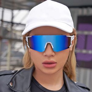 2024 Nouveaux lunettes de soleil pour femmes de créateurs Fashion tendance protéger les verres de cyclistes connectés