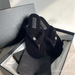 2024 Nouveau designer Xiaoxiangfeng Herringbone Slippers d'été Soucion Wear Velvet Diamond Bott Fot Bottom Casual Casual Pinch Toe Sandals Beach Slippers