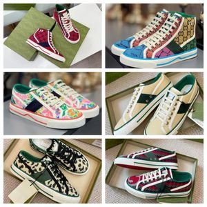 2024 NOUVEAUX DESIGNEURS Chaussures Men Board Brewable Casual Shoes Men Luxury Luxury Spring Sneaker Brand 1977 High Top Canvas Summer Couple Female Feme