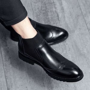 2024 Nouveau groupe élastique Slip-On Brogue Leather Fashion for Men Black Business Men's Short Ankle Boots