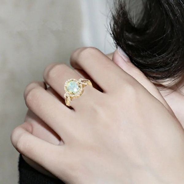 2024 Nouveau élégant ovale grande opale pierre jointure doigt midi 14 carats or jaune anneaux bijoux de mode simple pierre de lune couleur anneau pour les femmes