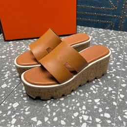 2024 Nuevas exquisitas zapatillas de naikan femeninas de verano altura no deslizante altura creciente material de cuero genuino de cuero abiertos