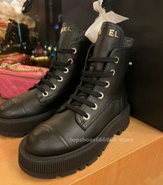 2024 Nouveau Falshion Martin Bottes Femmes Marque De Luxe Designer À Lacets Semelle Plate Moto CD Haute Qualité En Cuir Véritable Mi-mollet Bottes Courtes Mujer Chanes