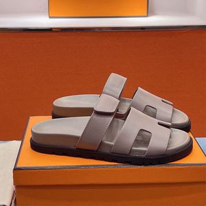 Sandales plates de plage décontractées et confortables pour hommes et femmes, chaussures d'extérieur à semelle épaisse, de styliste célèbre, nouvelle collection 2024
