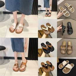 2024 Nouveaux classiques de mode Sandales de plage célèbres Designer Femmes en caoutchouc souple Slip-on Flat Bottom Slides Luxury Og Oriaginal Lady Leather Calfskin TH TOPS SIPPERS