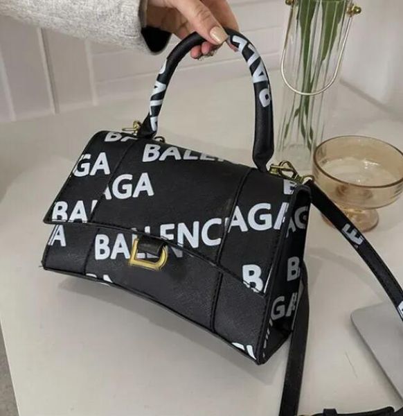 2024 NUEVOS bolsos de diseñador de moda Pequeños Mini bolsos de reloj de arena Bolsos de mujer Monederos de compras Cartera de cuero de PU de lujo con logotipo de letra B B2330