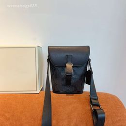 2024 Nieuwe modeontwerper Bucket Bag For Men and Women Bags Track Terrain Mini Single Shoulder Crossbody mobiele telefoon Fries
