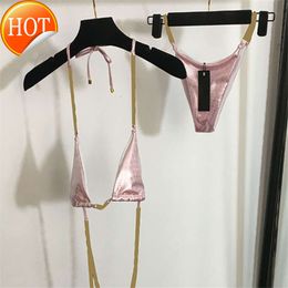 2024 Nieuwe modeontwerper Sexy bikini sets goedkope roze split dames set halter zwart gevoerde strand beha -briefs set charmant badpak badpakken met stropdas