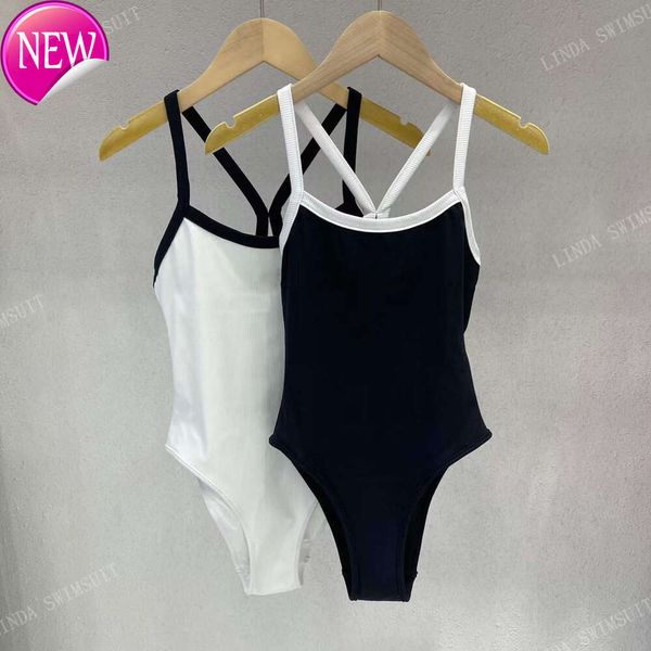 2024 NUEVO diseñador de moda Sexy Bikini Sets Bar bar Swimsuit para mujer Swimsuits de tejidos de punto de natación de natación de tejido de tejido de un solo vestido blanco y negro Fashi