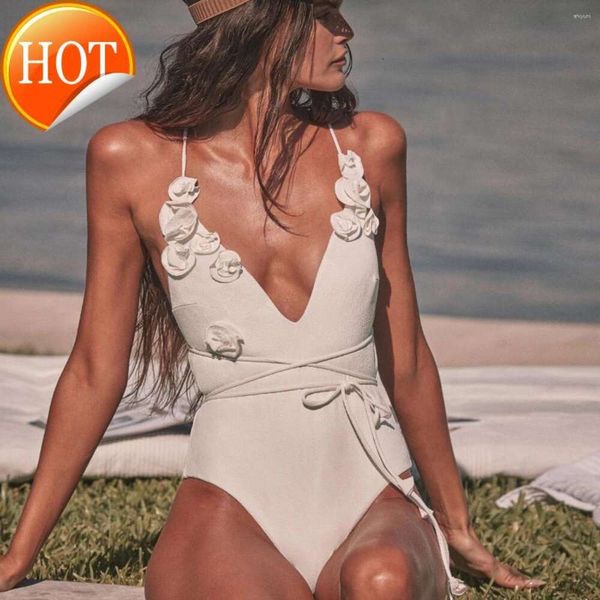 2024 Nouveau créateur de mode en gros de maillots de bain pour femmes sexy fleur blanche fleur sexy bikini femmes tendance du maillot de bain épaule