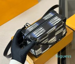 Bolso cruzado ligero y práctico con borde de bolso de Hardware de cuatro esquinas para mujer, novedad de 2024