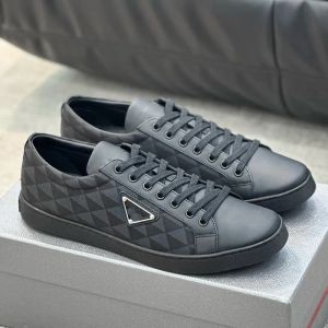 2024 nieuwe mode Metal Triangle Heren High-end Boutique Simple Casual Sneakers van hoge kwaliteit