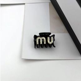 2024 Nouvelle mode Miu Lettre Love Pink Hairpin Sweet Girl Sweet Side Clip Clasp Hairpin Girl