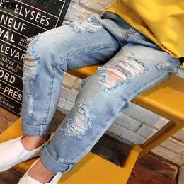 2024 Nieuwe mode Multicolor Hole Little Girl Boy Spring en Summer Denim Casual losse jeans kinderbroek L2405
