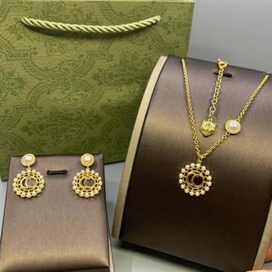 2024 New Fashion Pearl 18k Gold Jewelry Set Collier de pendentif pour femmes Boucles d'oreilles pour femmes Bijoux de cadeaux d'anniversaire de mariage pour femmes avec boîte avec boîte