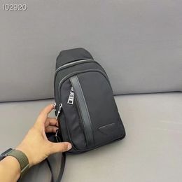 Bolso de hombro para hombre, bolsa de pecho con alto valor estético, estilo deportivo, portátil, tendencia de viaje de alta gama, novedad de 2024