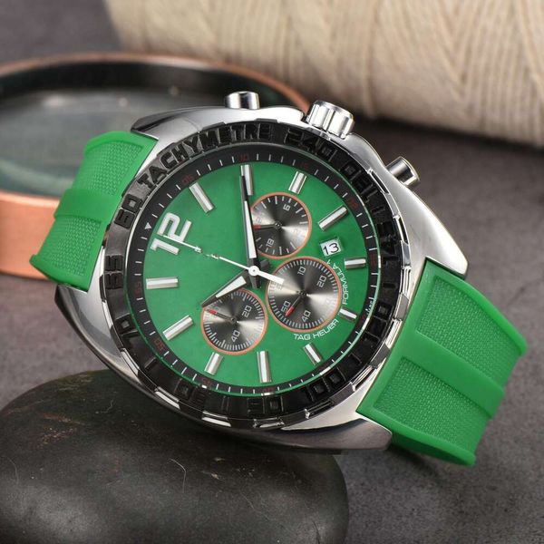 2024 New Fashion Sports Luxury Luxury Six-Pin Fonction Chronograph Chronograph Men's Watch Quartz Watch Gift