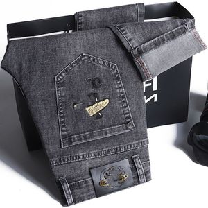 2024 Nieuwe mode Spring Mens slanke elastische jeans bijen borduurwerkbedrijf denim broek klassieke stijl