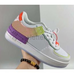 2024 Nouveau contraste de couleur à la mode Dames Chaussures de robe décontractée Femmes Sports à semelles épaisses Loisirs Skateboard Étudiant Baskets Lettres pour femmes