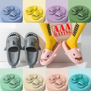 2024 nouvelles diapositives en mousse shampooing sensation pantoufles de requin pour hommes EVA sandales de couple à semelles légères pantoufles de plage intérieures de dessin animé drôle Eur 36-45