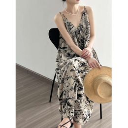 2024 NUEVA PINTURA DE TINTA FRANANTE FRAGMENTADA Vestido de playa de flores fragmentadas para ropa de verano para mujeres con alta calidad y elegancia