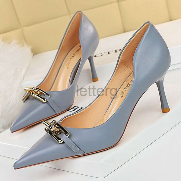 2024 Nouvelles chaussures de robe de mode gracieuse Style à la mode Femmes élégantes Pompes Bouton en métal Chaton Talons Stiletto Banquet Pointu Haute Grande lettre