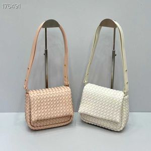 2024 Nouveau sac féminin tissé fait à la main avec sac à dos à l'épaule croisée diagonale pour la mode des femmes et le sens avancé 240513