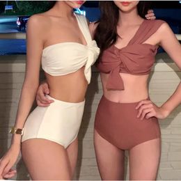 2024 Nuevo bikini de cintura alta sexy un hombro nudo de arco sólido swimwear femenino dos piezas traje de baño con traje de baño nuevopara