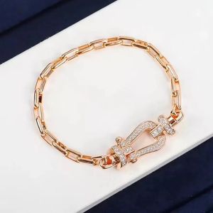 2024 Nouveau bracelet de chaîne de boucle de fer à cheval chaud bracelet de marque mode polyvalent hommes et femmes couples modèles bracelets de luxeq2