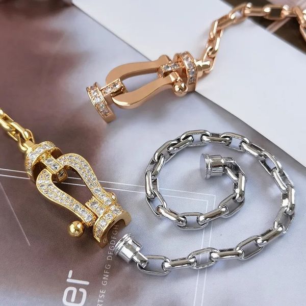 2024 Nueva pulsera de cadena con hebilla de herradura caliente, pulsera de marca, moda versátil para hombres y mujeres, modelos de parejas, pulseras de lujoq1-1