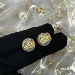 2024 Nuevas joyas 1-1 Pendientes de diamantes diseñados para mujeres Pendientes de marca de lujo de moda chapados en oro de 18 quilates Los regalos de boda para mujeres no se desvanecerán