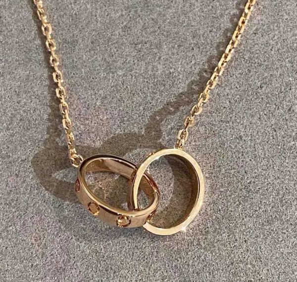 2024 New Jewelry v Gold Luxury Quality Double Ring Connect Pendant Collier en rose plaquée pour femmes Gift de bijoux de mariage Ayez un tampon Gift pour la Saint-Valentin