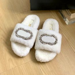 2024 Nuevo niño piel oso de peluche zapatillas diseñador mujer oficina mullida sandalia cálida deslizadores invierno borroso zapatilla canal plano zapato casual sandale lujo tazz casa diapositivas