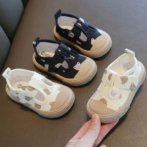 2024 Nouvelles chaussures pour enfants pour fille printemps baby dessin animé ours toile chaussures décontractées basses fond non glissons garçons pour tout-petits baskets d'été 1-4y 240108
