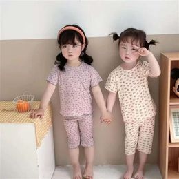 2024 Nieuwe Koreaanse thuiskleding Babymeisjes Zomerpamas Pakken Tweedelige flora print T-shirt 1-8 jaar Tops met korte mouwen+korte broek L2405