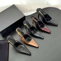 2024 New Lee Mirror Leather Slingback Sandal Sandal Slipper Stiletto Talons Boucle Femmes Designer Luxury Summer Sexy Party Robes Chaussures Girl Loafer Evening High Heel 7-9cm 66
