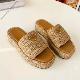 2024 Nueva letra P Mujer Negro Tela de crochet natural Sandalias con plataforma plana Casa de diapositivas tejida Casa de fondo grueso Mula Chanclas de playa de verano Suela de goma