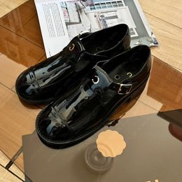 2024 Nieuwe loafer schoenen vrouwen octrooi leer Mary Jane schoenen retro casual schoenen mode jurk schoenen metaal logo platschoenen luxe chanellies formele schoenen