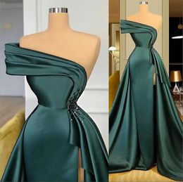 2024 Nouvelles robes de soirée longues en satin vert foncé portent des perles de cristal froncées élégantes fendues sur une épaule robes de soirée formelles femmes robes de bal