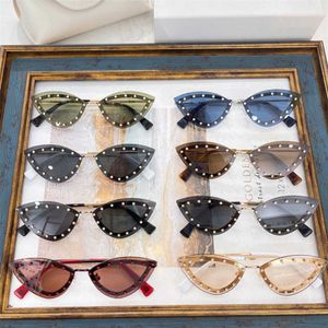 2024 Nouveau créateur de luxe Hualunjia Ins Net Red Same style Cat Eye Sunglasses Personnalité Fashion Rivet Diamond Sunglasses VA2033