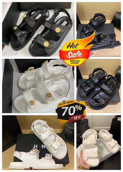 2024 Nouvelles sandales de créateurs de luxe Femmes Noir Blanc Chaussures en cuir de veau Plate-forme matelassée Appartements Talon bas Wedge Boucle de diamant Slip sur la sangle de cheville Flip Flop