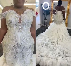 2024 Nouvelle robe de mariée sirène de luxe sur l'épaule lourde travail manuel perles cristal paillettes volants à plusieurs niveaux organza mariée robes formelles robes africaines de novia