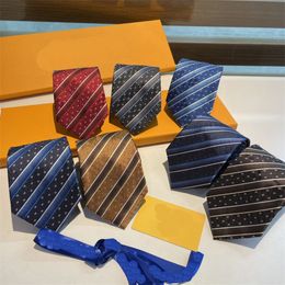 2024 Nouvelle cravate de luxe Designer Men's Silk Tie 00% Jacquard Hand Woven Wedd's Mend's Casual and Business Tie Hawaiian Tie V88