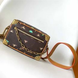 2024 NUEVO LUXURY MUJERES DE BOLSO COSMÉTICO MINI MINI MALI LA MUCHA BOLSOS DE LOS HOMBRES CORTULARES Fashion Daisy Pattern Crossbody Clutch Billet Bolsa de celda Fashion Cien