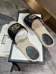 2024 Nouveau Luxurys Designer Slippers Designer Womans Office Sandal Sandal Sliders Fuzzy Lady Slipper Channel Flat Mule Girl Casual Shoe Sandale Gift Tlides